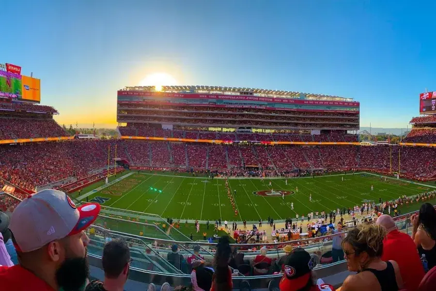 Vue sur le terrain de football du Levi's Stadium de Santa Clara, en Californie, domicile des 49ers de San Francisco.