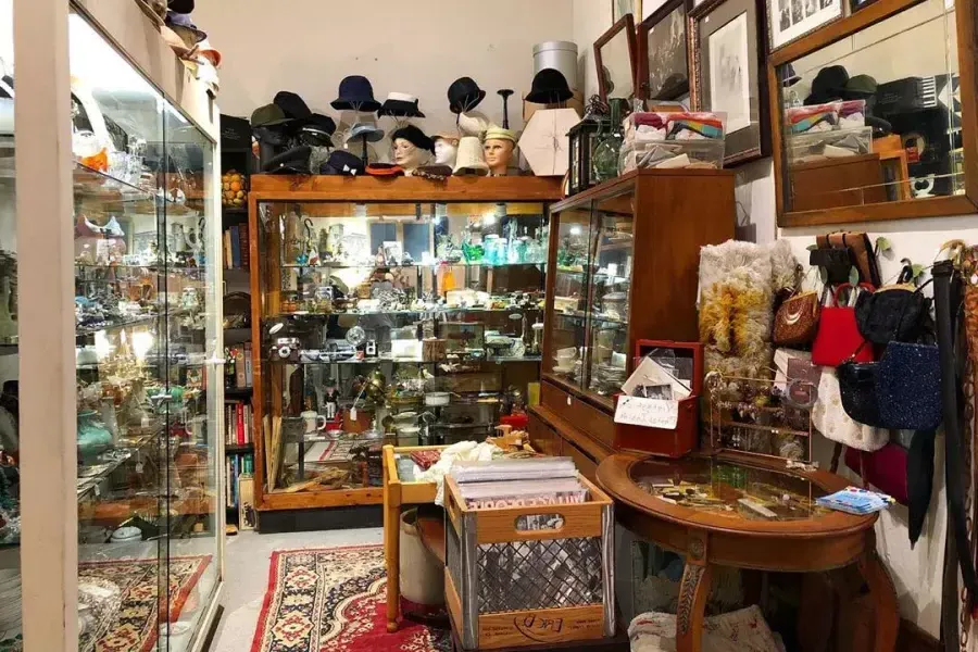 Vue intérieure de diverses antiquités, chapeaux, 科尔谷古董店的艺术品和更多.