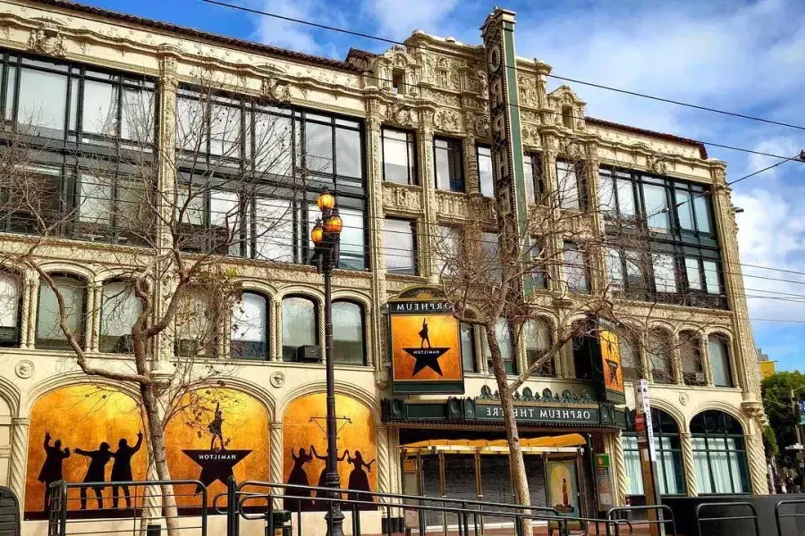 Extérieur de l'Orpheum Theatre, avec des affiches promotionnelles pour la comédie musicale "Hamilton" de Broadway.