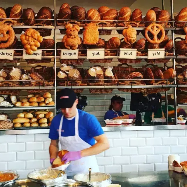 Los panaderos elaboran pan de masa madre en Boudin Bakery en 贝博体彩app.