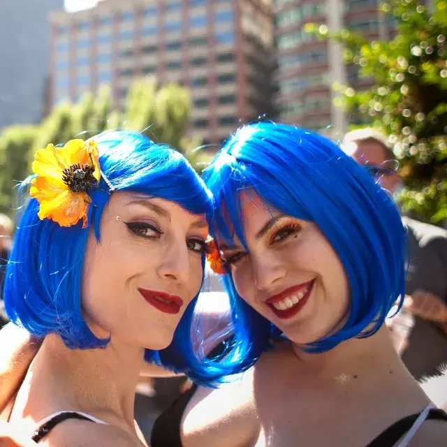 Zwei Frauen mit blauen Perücken nehmen an der San Francisco Pride teil.