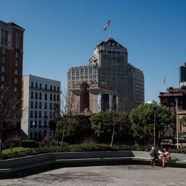 Nya Cruz seduta a Nob Hill.